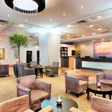 The Q - Quadro מלון