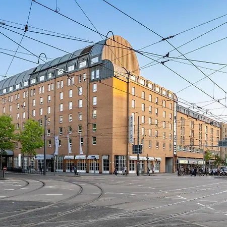 The Q - Quadro מלון