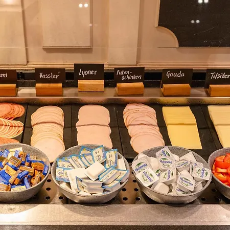 The Q - Quadro מלון