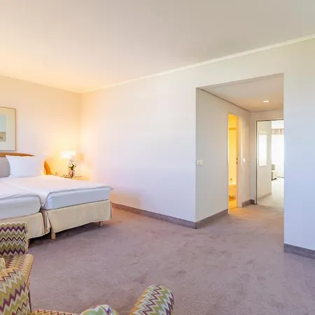 The Q - Quadro מלון