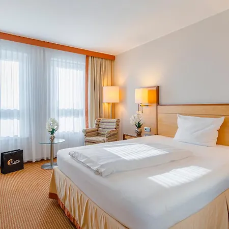 The Q - Quadro מלון