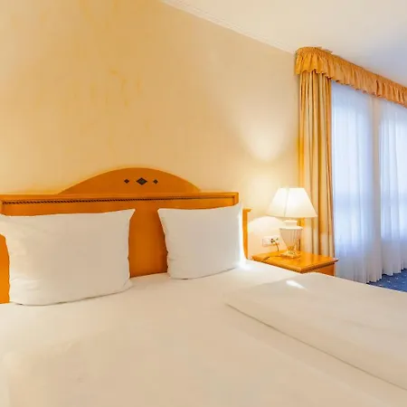 The Q - Quadro מלון